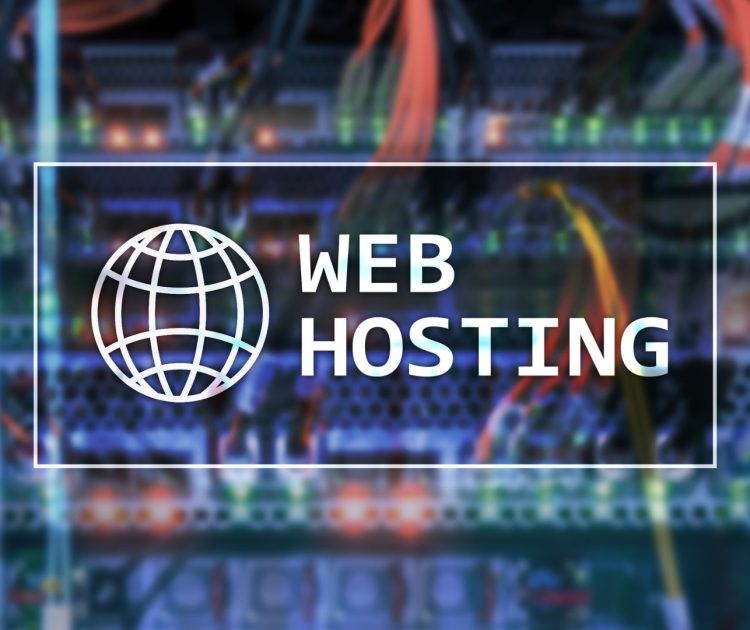 Napis "web hosting" na tle fizycznych serwerów.