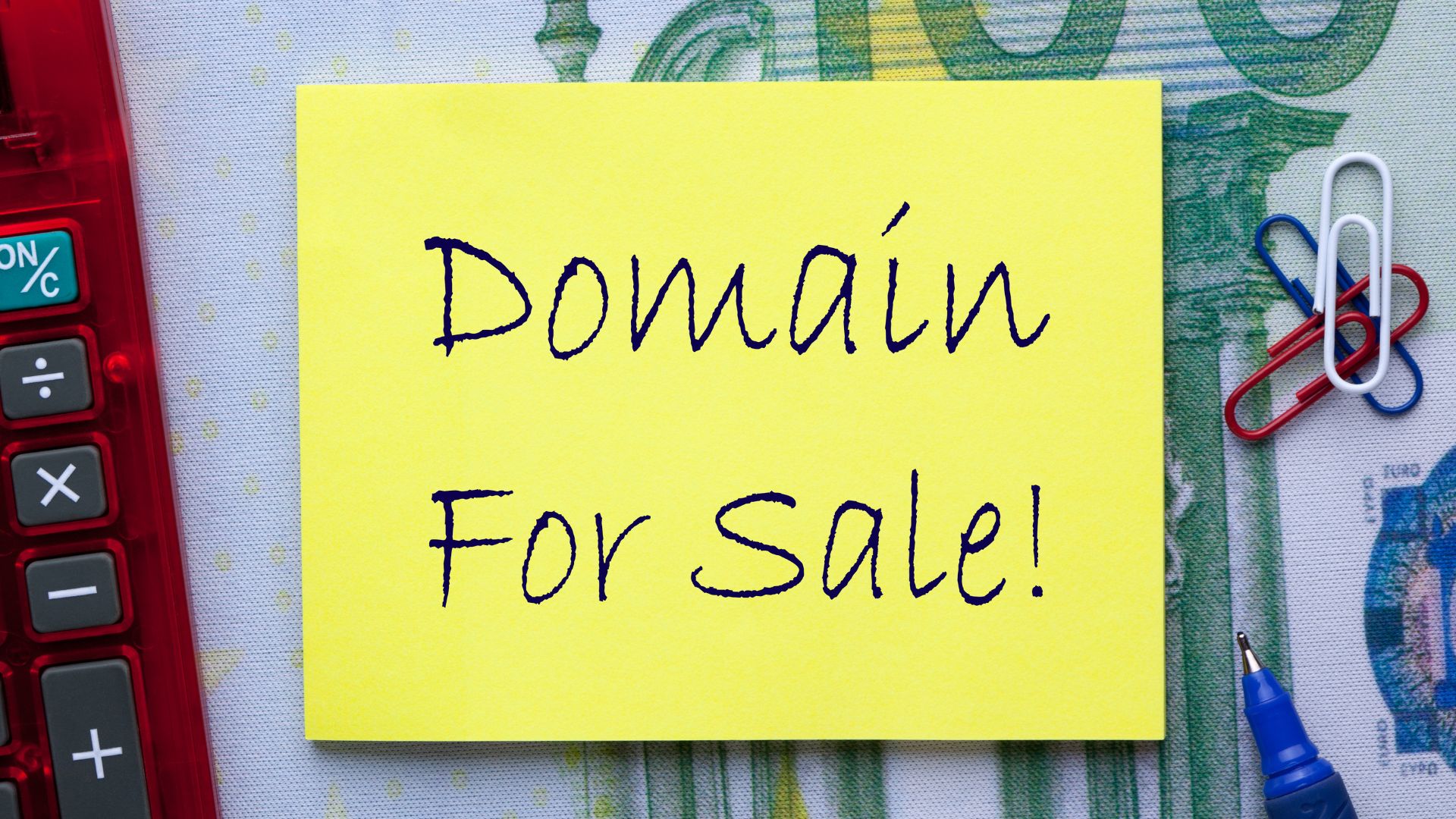 Na żółtej kartce widnieje napis "Domena na sprzedaż" w języku angielskim.